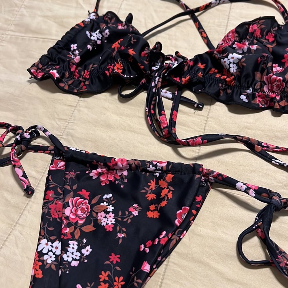 Like new Shein floral ruffle bikini